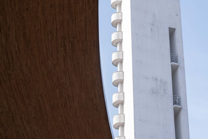 Une partie de la tour du Stade olympique s’aperçoit derrière la courbe décrite par le toit du stade.