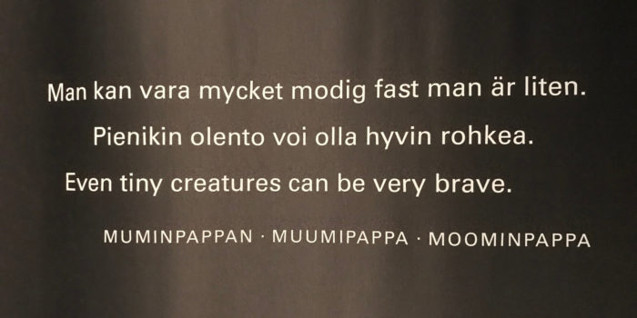 Un panel muestra una cita de un libro de los Mumin.