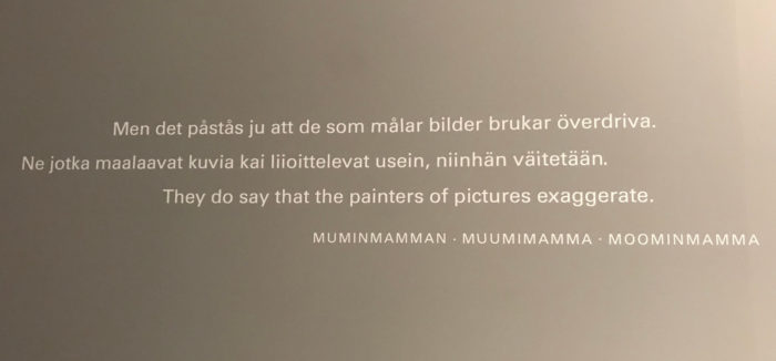 Un panel muestra una cita de un libro de los Mumin.
