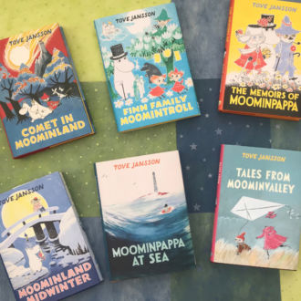 Oito capas de livros com ilustrações coloridas estão dispostas em duas linhas.