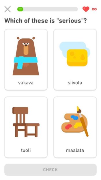 Una captura de pantalla de un móvil, en la que se ven cuatro imágenes, cada una sobre su correspondiente palabra en finés.