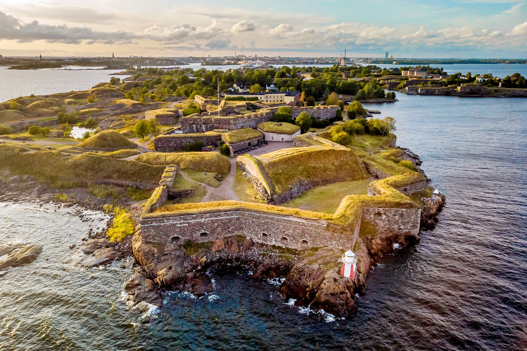 Vue aérienne d'une île avec son enceinte de murailles.