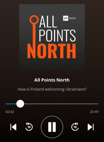 La pantalla de un teléfono con el logo del pódcast All Points North y los botones de reproducción, adelante y atrás.