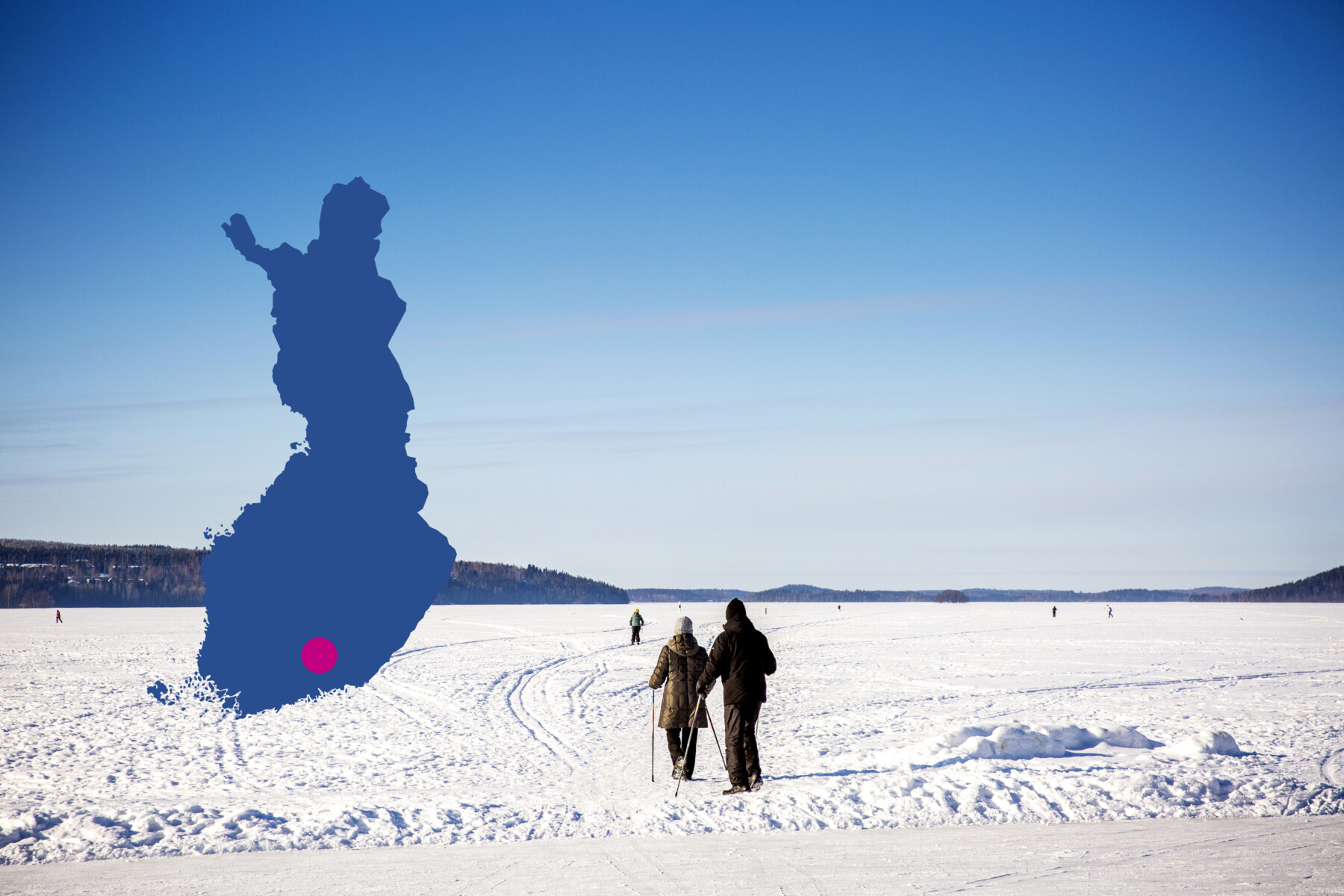 Люди катаются на беговых лыжах по замерзшему озеру под голубым небом в городе Лахти на юге Финляндии (его локация отмечена красной точкой на синем силуэте карты Финляндии).