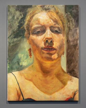 一幅描绘女性的油画，展现她的头和肩部，她正面无表情地俯视着观众。