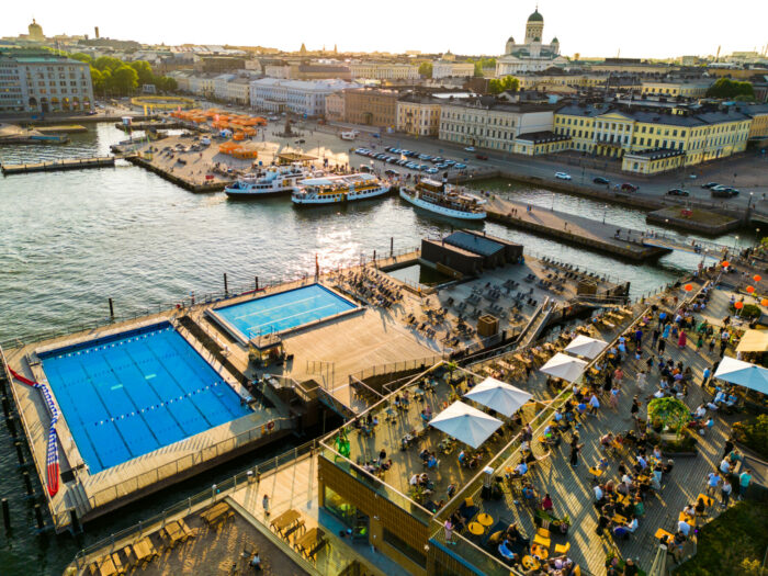 لقطة جوية تُظهر العديد من حمامات السباحة على ضفاف حوض الميناء.