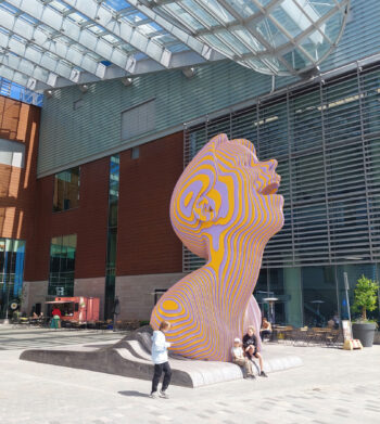 博格的雕塑作品《Nereidi》，高7米，安置在赫尔辛基卡拉萨塔马（Kalasatama）街区的一座购物中心外。