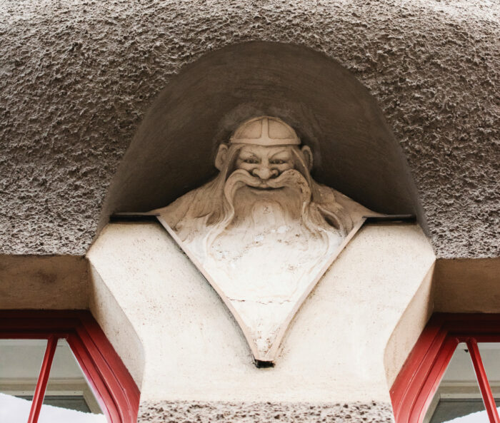 En las imágenes, varios edificios residenciales de Helsinki, la mayoría de ellos con fachadas lisas y detalles ornamentales como torres, balcones, gabletes y ventanales que recuerdan la arquitectura de los castillos.