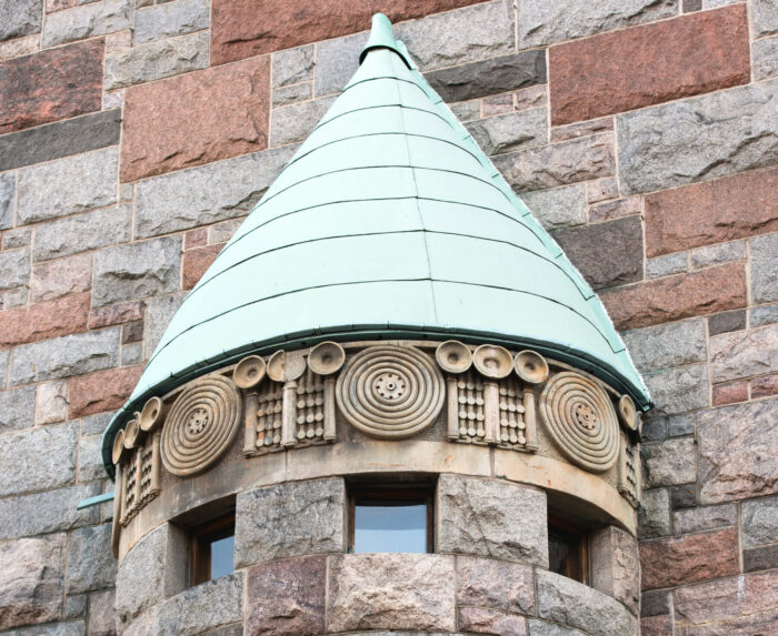 En las imágenes, varios edificios residenciales de Helsinki, la mayoría de ellos con fachadas lisas y detalles ornamentales como torres, balcones, gabletes y ventanales que recuerdan la arquitectura de los castillos.