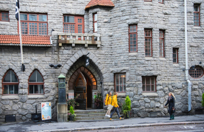 En las imágenes, varios edificios residenciales de Helsinki, la mayoría de ellos con fachadas lisas y detalles ornamentales como torres, balcones, gabletes y ventanales que recuerdan la arquitectura de los castillos.