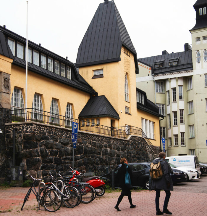 En las imágenes, varios edificios residenciales de Helsinki, la mayoría de ellos con fachadas lisas y detalles ornamentales como torres, balcones, gabletes y ventanales que recuerdan la arquitectura de los castillos.