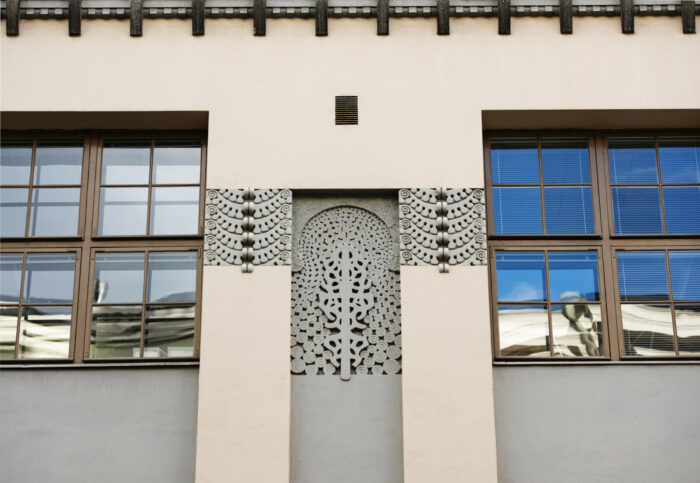 En las imágenes, varios edificios residenciales de Helsinki, la mayoría de ellos con fachadas lisas y detalles ornamentales como torres, balcones, gabletes y ventanales que recuerdan la arquitectura de los castillos.