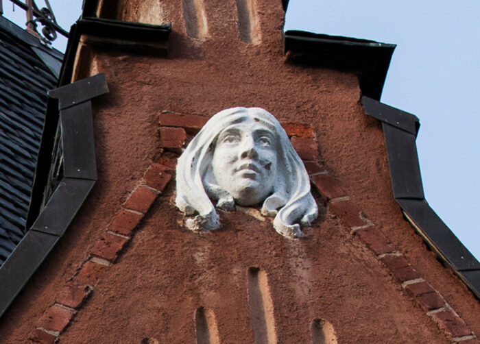 En las imágenes, varios edificios residenciales de Helsinki, la mayoría de ellos con fachadas lisas y detalles ornamentales como torres, balcones, gabletes y ventanales que recuerdan la arquitectura de los castillos.