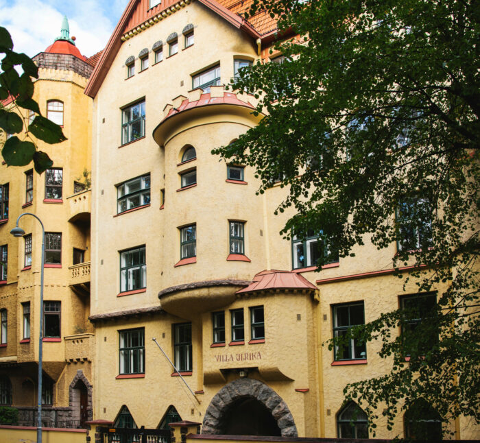 En las imágenes, varios edificios residenciales de Helsinki, la mayoría de ellos con fachadas lisas y detalles ornamentales como torres, balcones, gabletes y ventanales que recuerdan la arquitectura de los castillos.