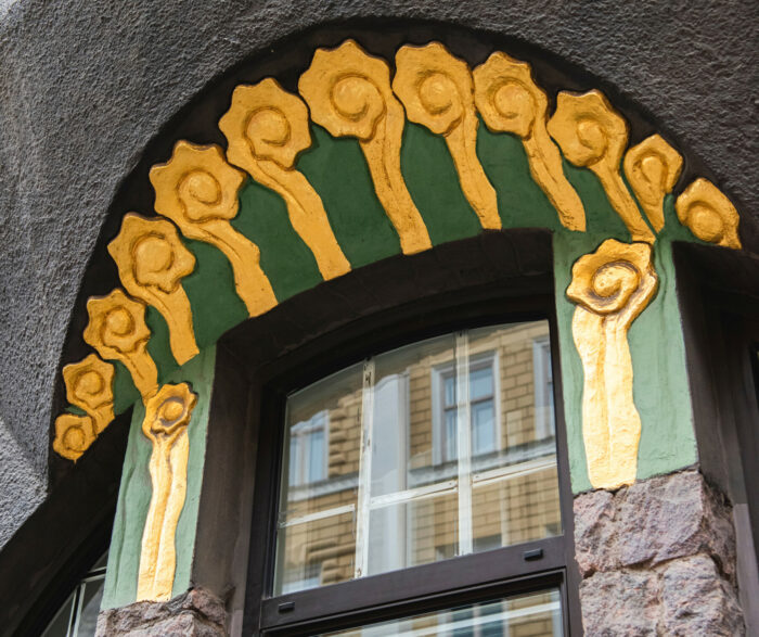 En las imágenes, varios edificios residenciales de Helsinki, la mayoría de ellos con fachadas lisas y detalles ornamentales como torres, balcones, gabletes y ventanales que recuerdan la arquitectura de los castillos.