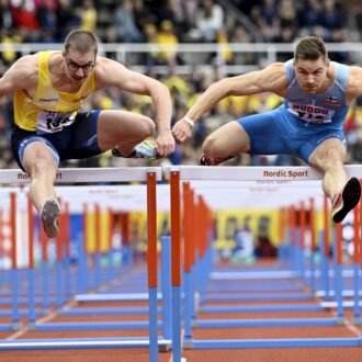 Шведский и финский спортсмены почти одновременно перепрыгают через барьеры.
