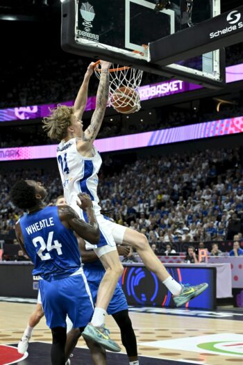 El jugador de básquet Miikka Muurinen hace mate con la pelota.