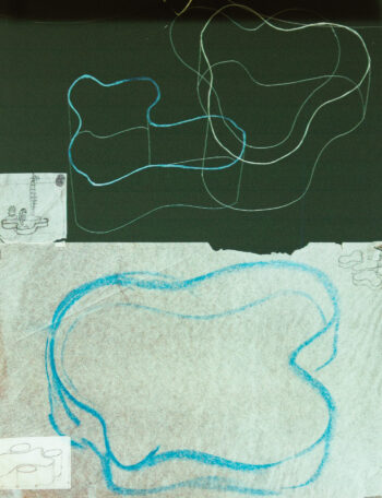 Différents dessins et croquis superposés sont visibles sur une surface bicolore verte et blanche.