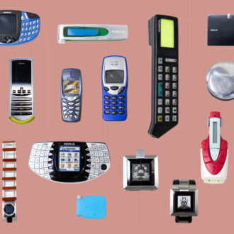 مجموعة من الهواتف الجوالة والأجهزة القابلة للارتداء مرتبة على خلفية بلون موحد.