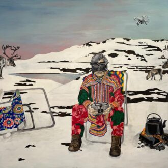 A painting by Siri Baggerman shows a person dressed partly in Sámi traditional clothes sitting on a lawn chair in a snowy landscape with reindeer in the background; the person is using hand controls and goggles to fly a drone overhead.
