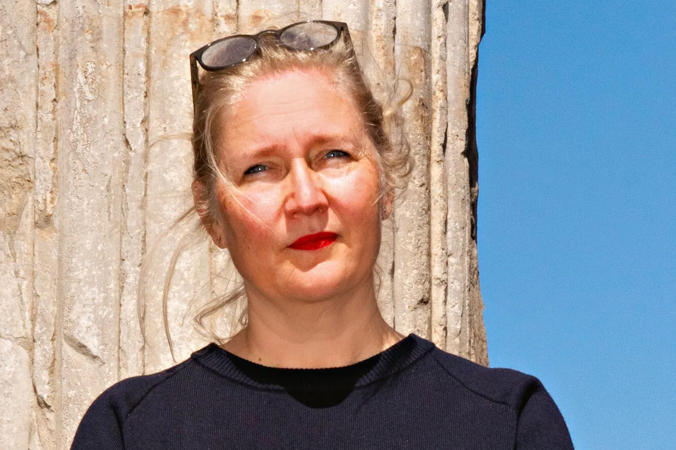 Una mujer, Anniina Koivu, posa a la luz del sol.