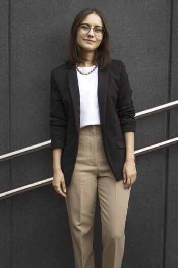Finnish entrepreneur Lalin Keyvan leans against a wall.