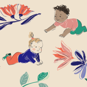 Une illustration représente deux bébés en train de ramper au milieu de fleurs, de feuilles et de branches colorées, le tout sur un fond beige.