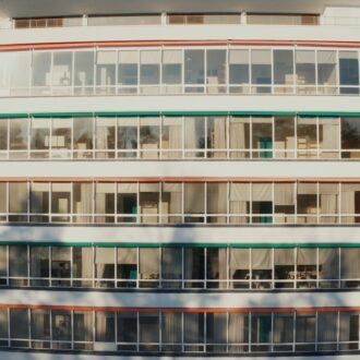 线条圆润的帕依米奥疗养院由阿依诺·阿尔托与阿尔瓦·阿尔托设计，坐落在芬兰西南部帕依米奥的一片白雪覆盖的森林旁。