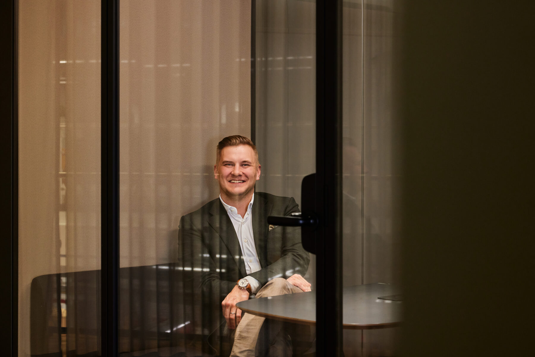 Le PDG de la société Framery Samu Hällfors est assis à un bureau dans une cabine vitrée.