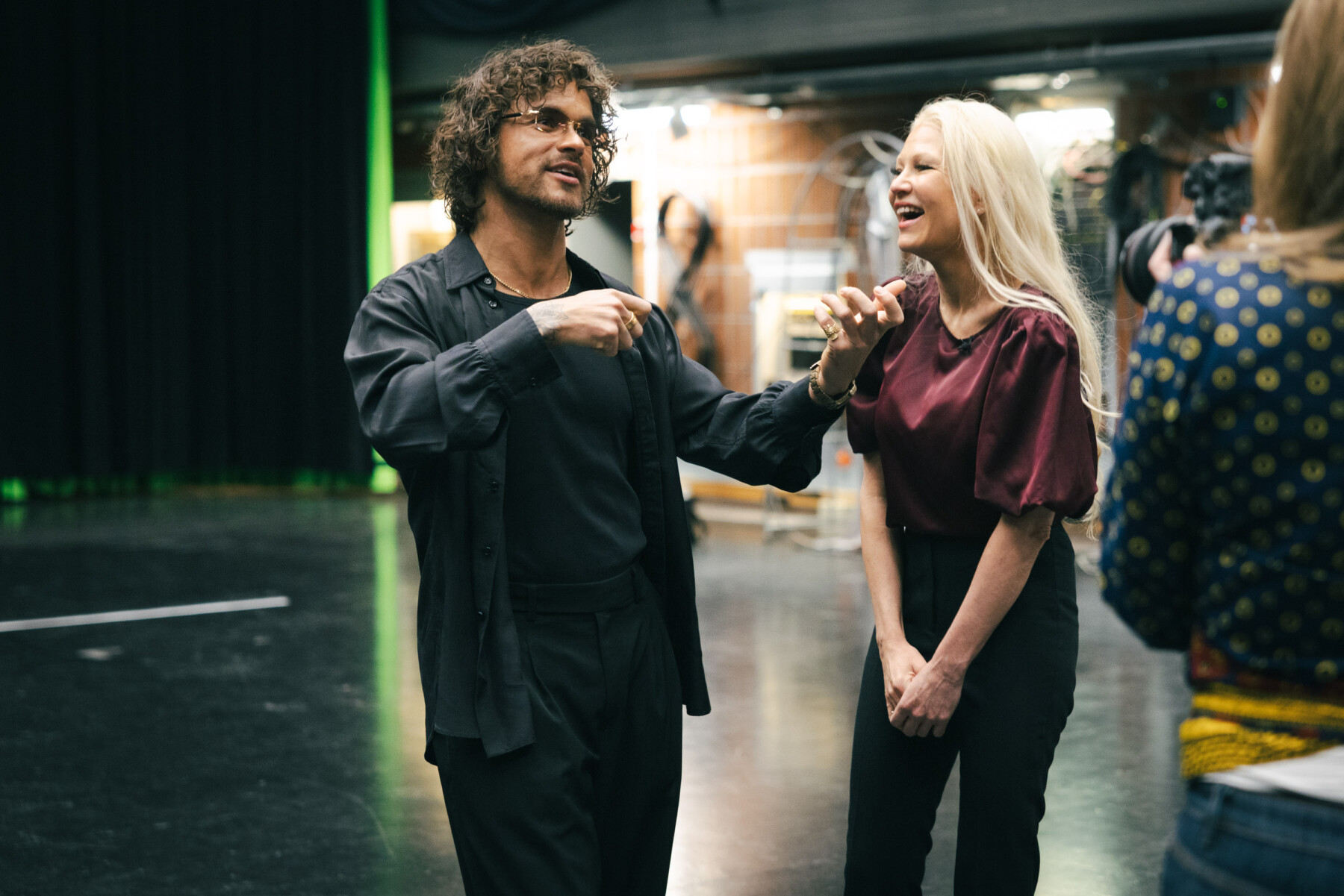 Pete Parkkonen s’exprime avec les mains pendant sa conversation avec Linda Lampenius en coulisses.
