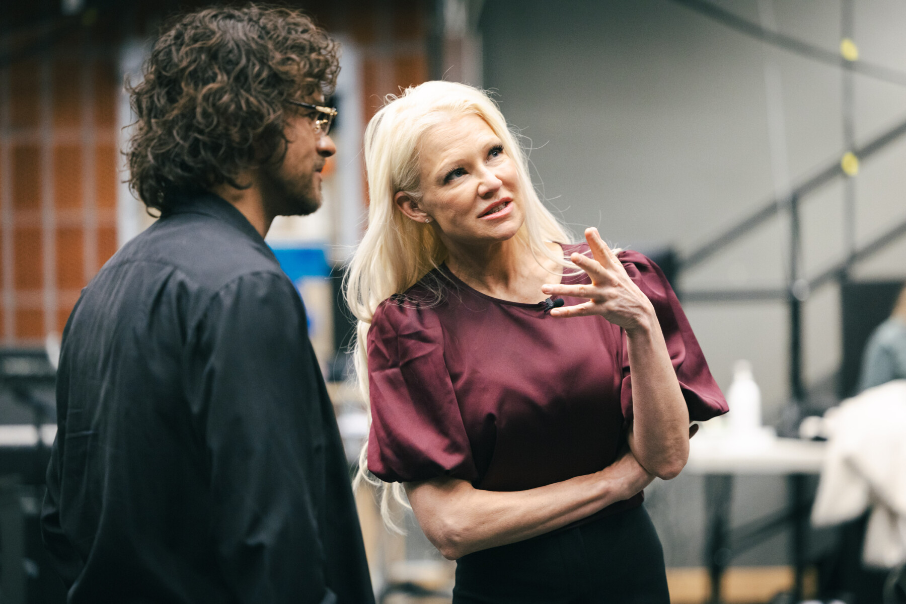 Linda Lampenius s’exprime avec les mains pendant sa conversation avec Pete Parkkonen dans un studio.