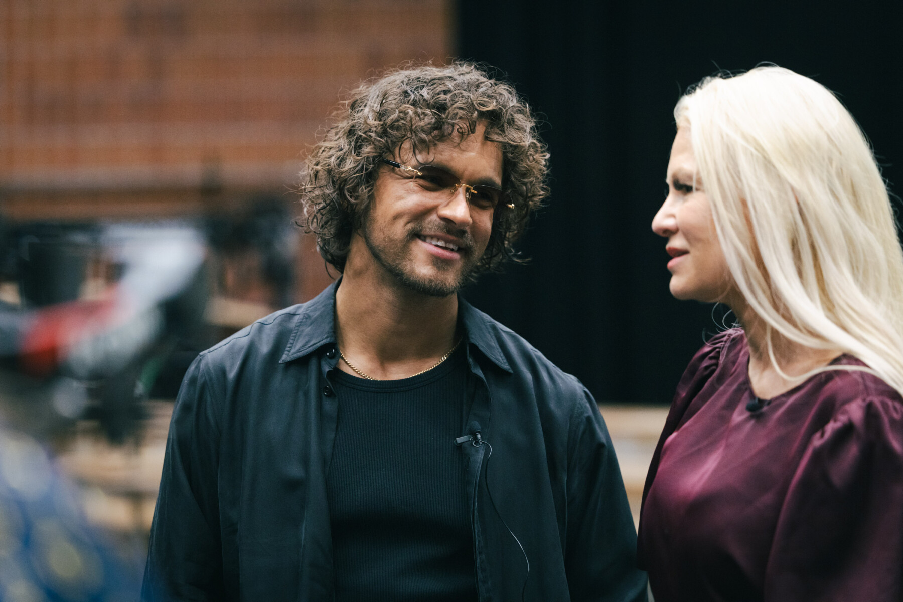 Pete Parkkonen et Linda Lampenius sourient tout en bavardant lors d’une interview.
