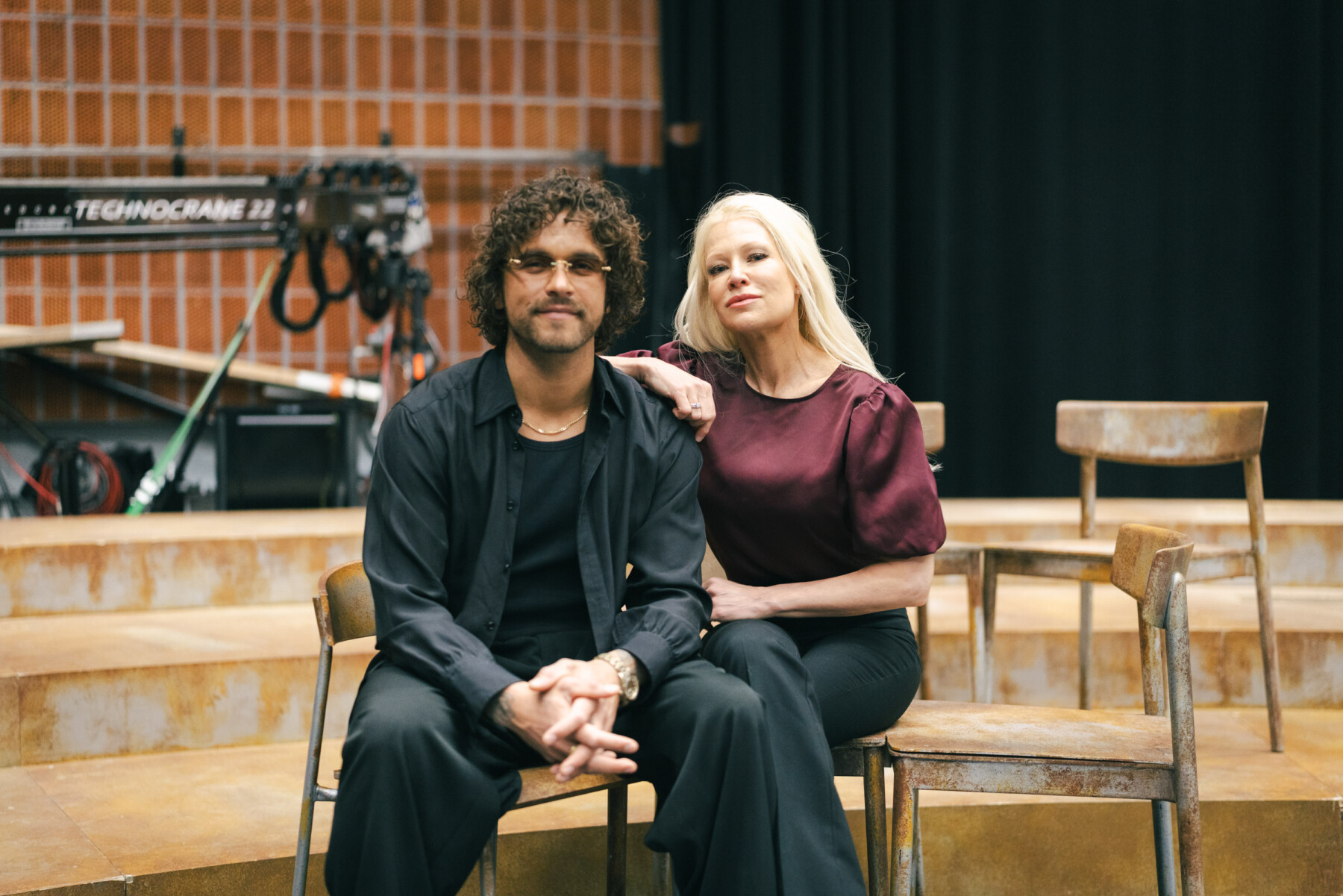 Linda Lampenius pose un bras sur l’épaule de Pete Parkkonen tandis qu’ils posent ensemble pendant une interview.
