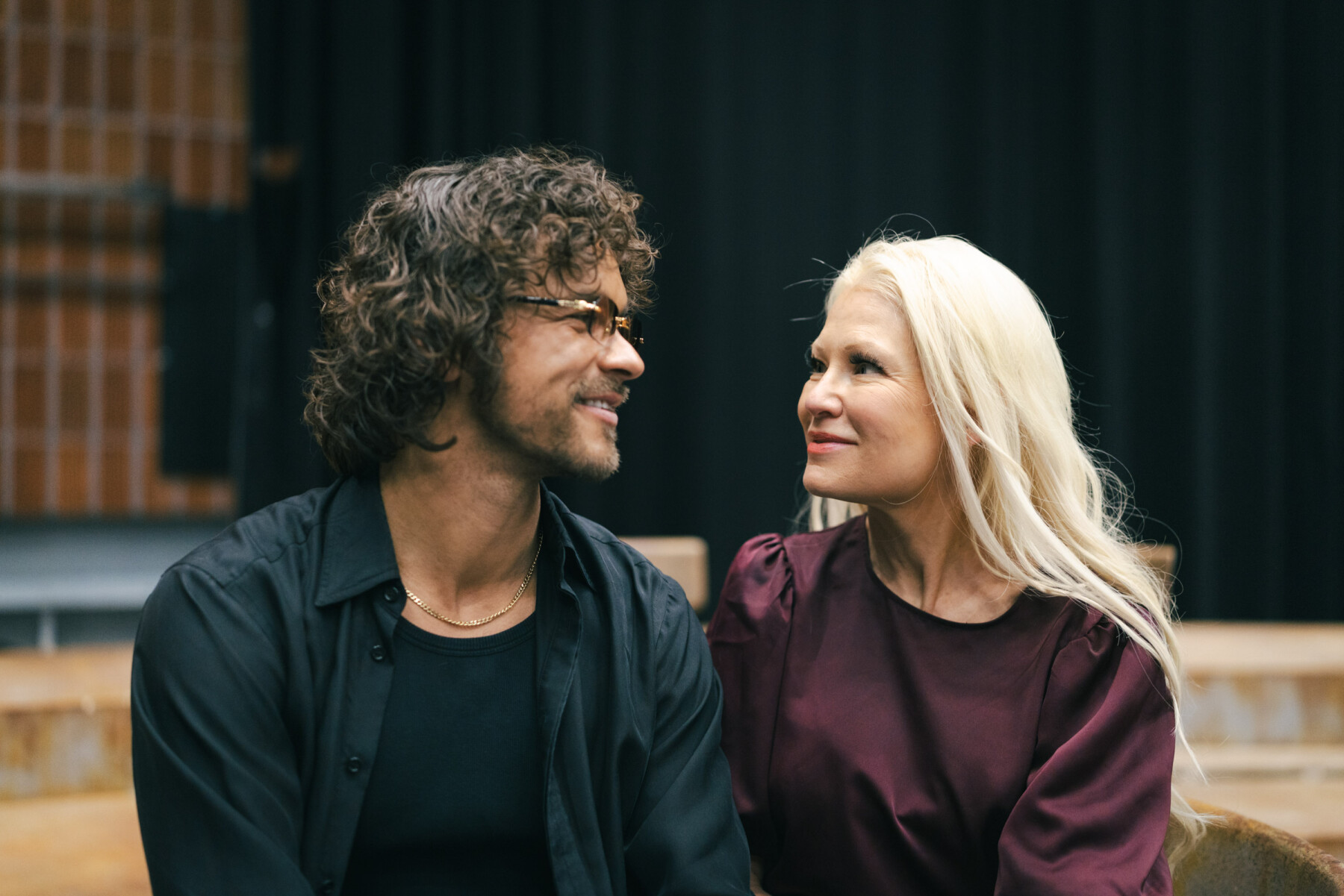 Pete Parkkonen et Linda Lampenius sont assis côte à côte et se sourient.