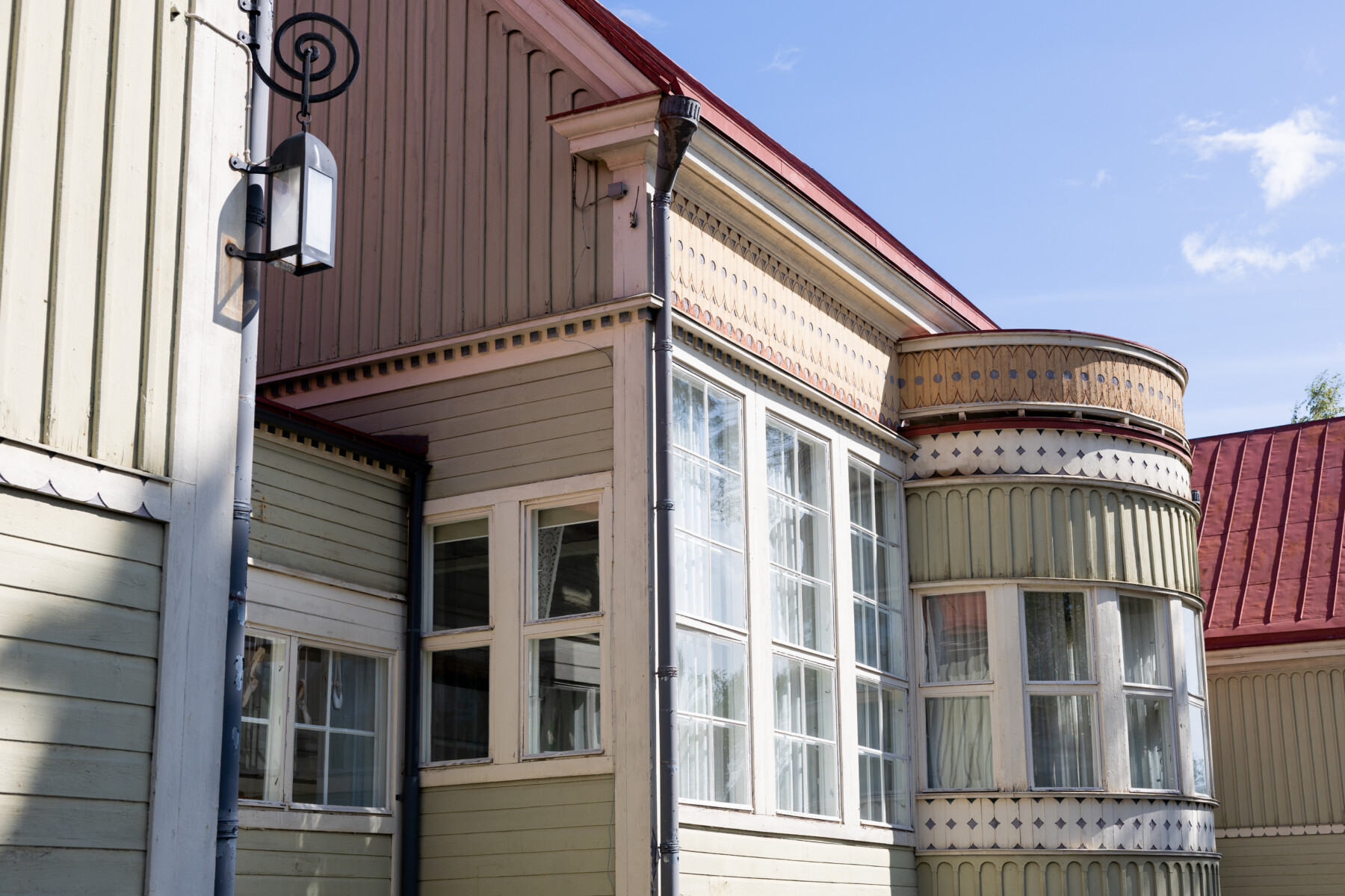 Decorative wood panels, large windows and a rounded corner bay comprise the Jugend-style wooden wing of the former Renlund School.