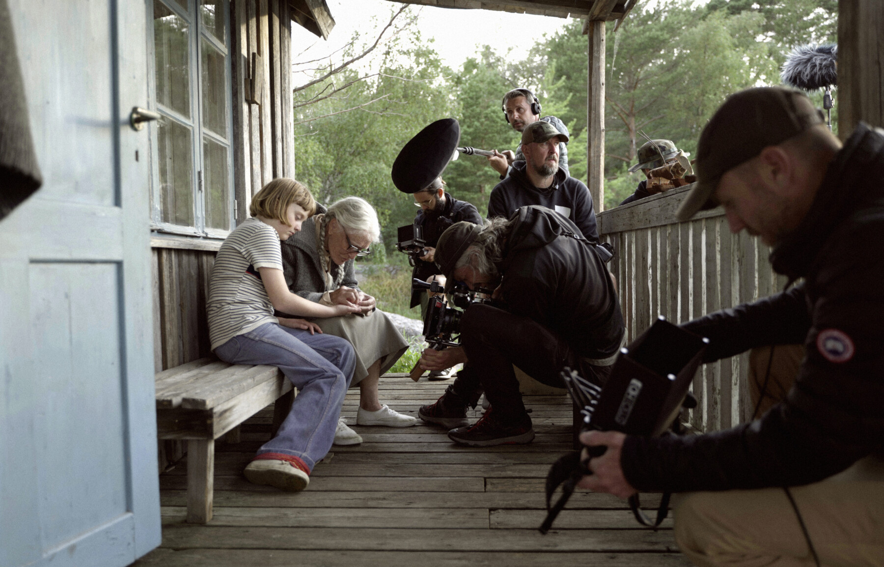 A atriz Glenn Close, ao lado da colega Emily Matthews, cercadas por uma equipe de profissionais durante as gravações do filme The Summer Book, baseado no livro da autora e artista finlandesa Tove Jansson.