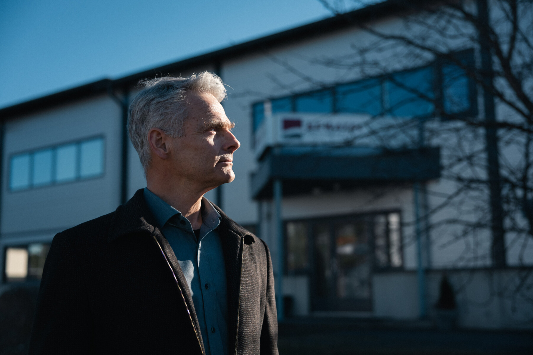 Kewatec-CEO Kent Björklund steht im Sonnenlicht vor dem Firmensitz im Westen Finnlands.