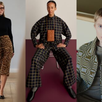 Drei Models präsentieren finnische Herbstmode, darunter einen schwarzen Rollkragenpullover mit einem hoch taillierten Midirock aus Leder mit Leopardenmuster, ein dunkelblaues und olivgrünes Marimekko-Hemd mit großem Karomuster sowie eine Hose und eine kastenförmige, grün-blaue Jacke mit Doris-Muster von Johanna Gullichsen.