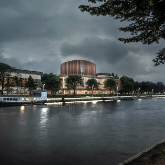 Architekturvisualisierung, die ein Flussufer bei Nacht zeigt, mit einem modernen Gebäude am Ufer und Fußgängern im Vordergrund.